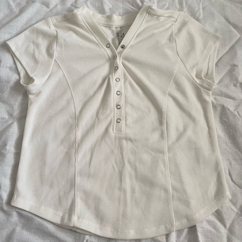 Elegant white henly tank top good for a summer trip 👌